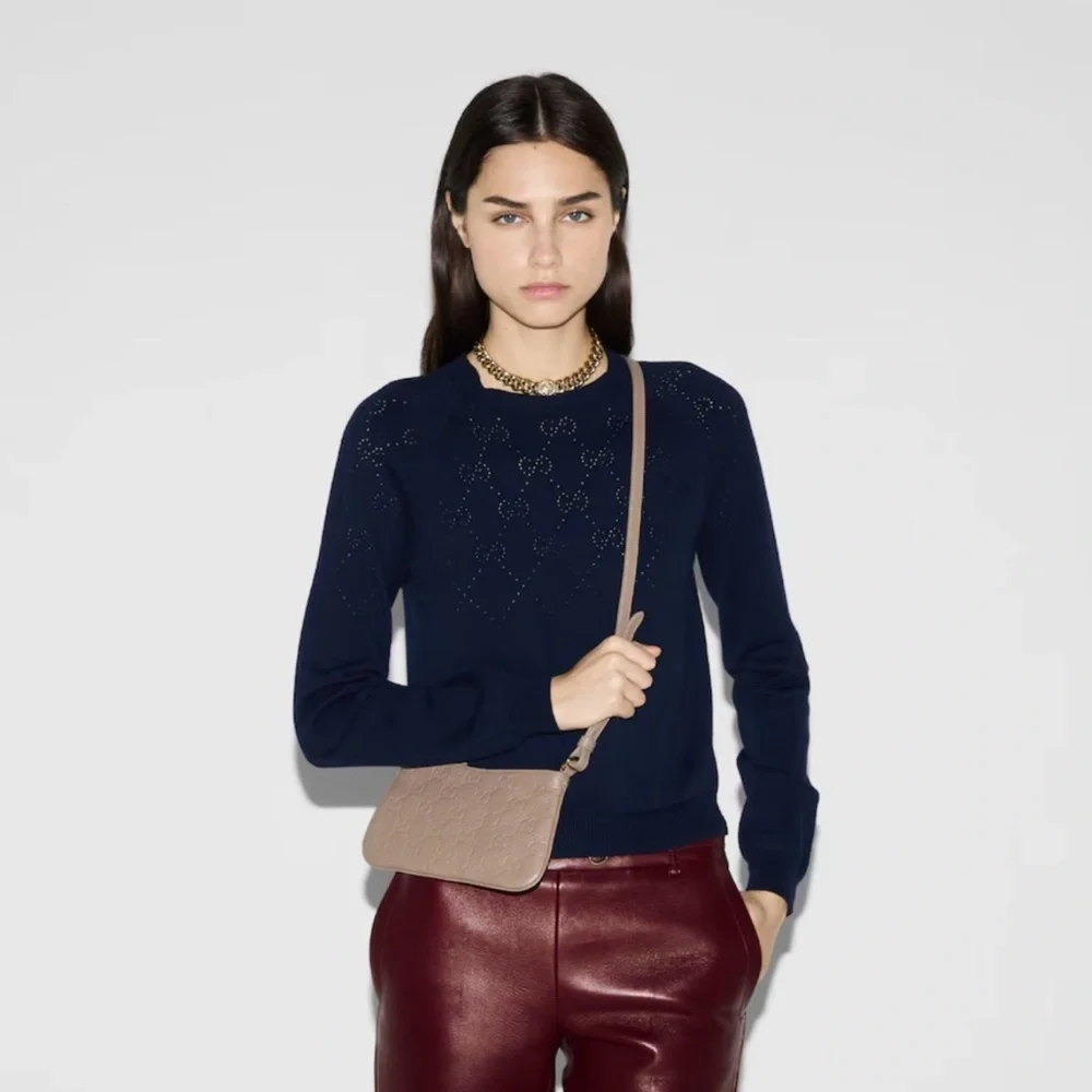 GUCCI GG EMBLEM SMALL LEATHER SHOULDER BAG TAUPE - Picture 2 of 13